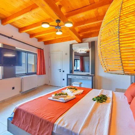 Vila 2 Bedroom With Pool - 5 Minutes Drive To The Center *