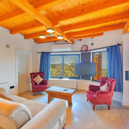 Vila 2 Bedroom With Pool - 5 Minutes Drive To The Center