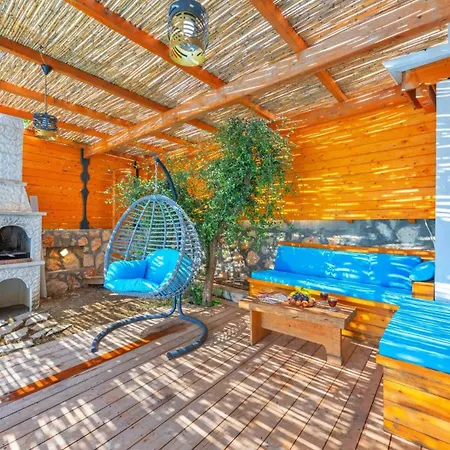 Vila 2 Bedroom With Pool - 5 Minutes Drive To The Center